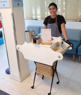 meisje achter een ijsbarretje